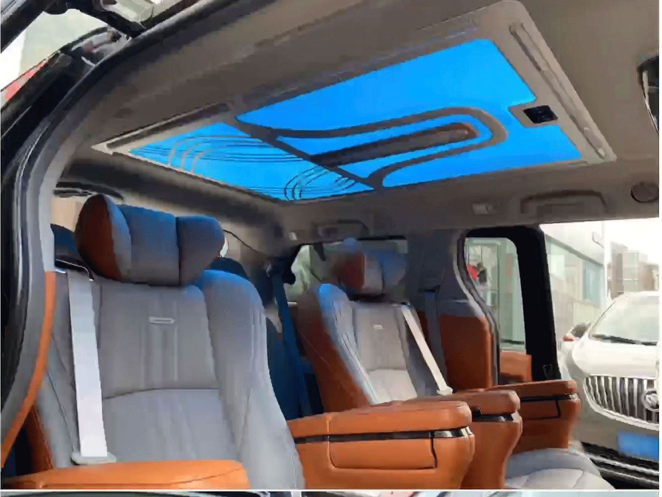 Toyota Sienna uppgraderad och modifierad husbil